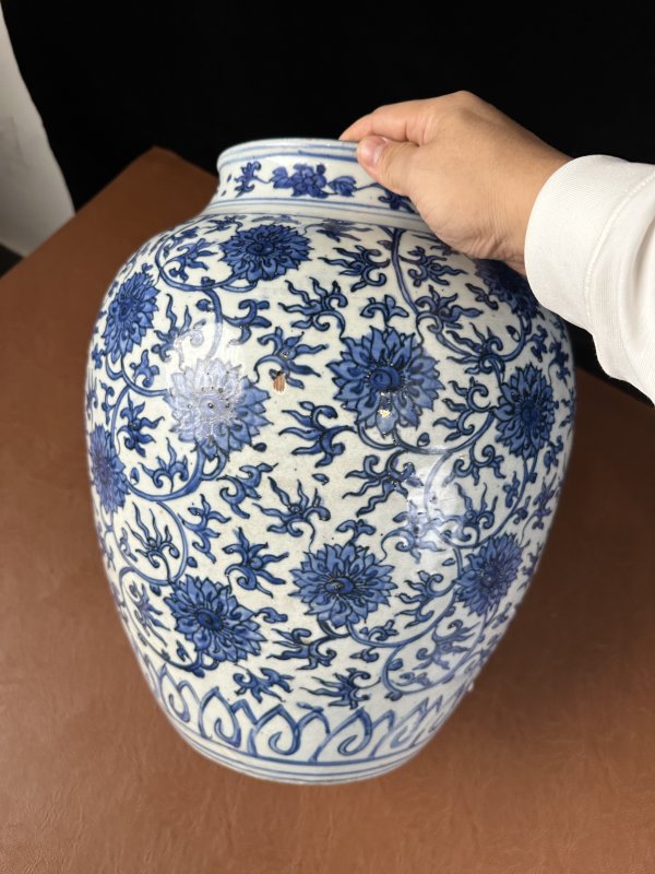 明万历 青花缠枝花卉纹大罐 - 图6