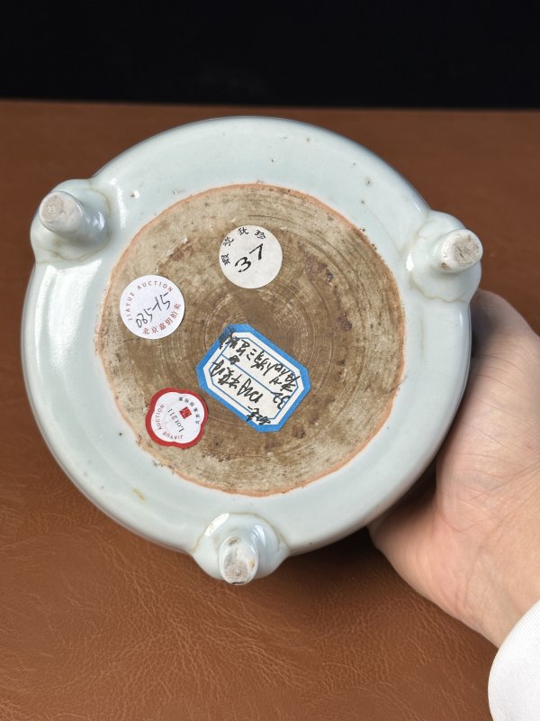 明成化 青花神仙人物三足香炉 - 图14