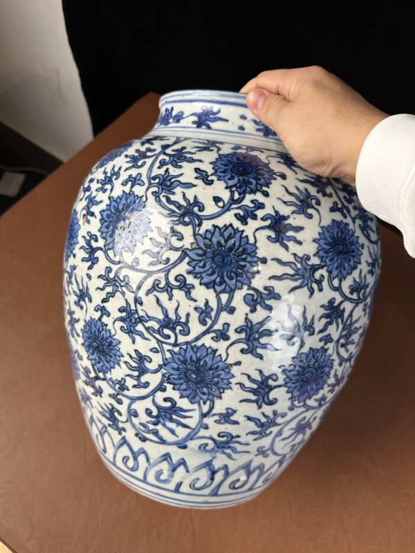 明万历 青花缠枝花卉纹大罐 - 图7