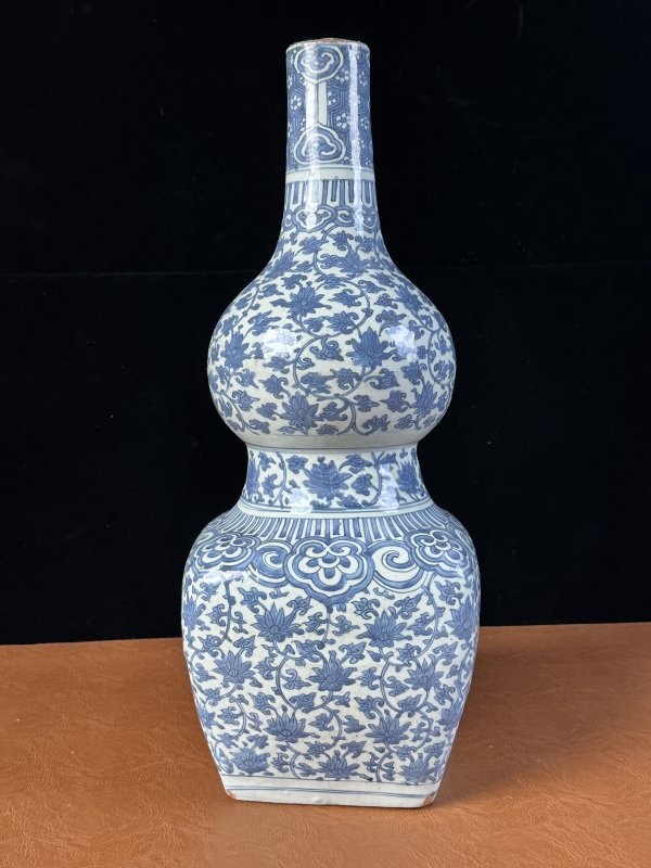 明万历 青花缠枝莲纹葫芦瓶 - 图5