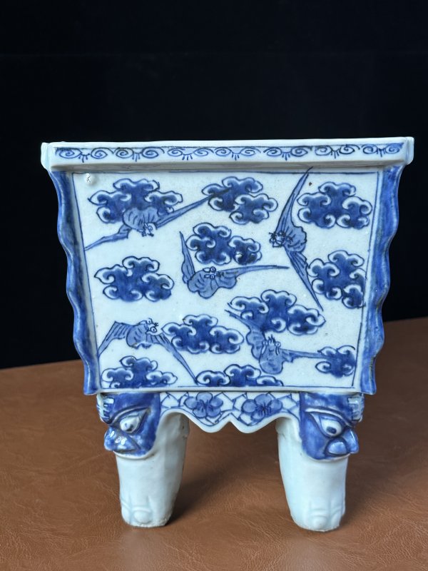 清嘉庆 青花龙凤文字四方鼎式香炉 - 图7