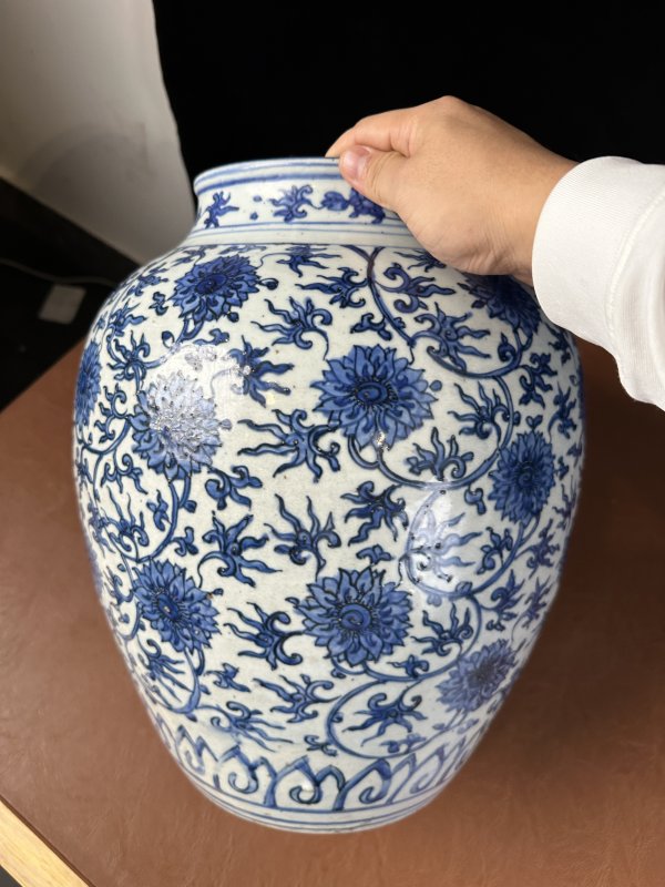 明万历 青花缠枝花卉纹大罐 - 图8
