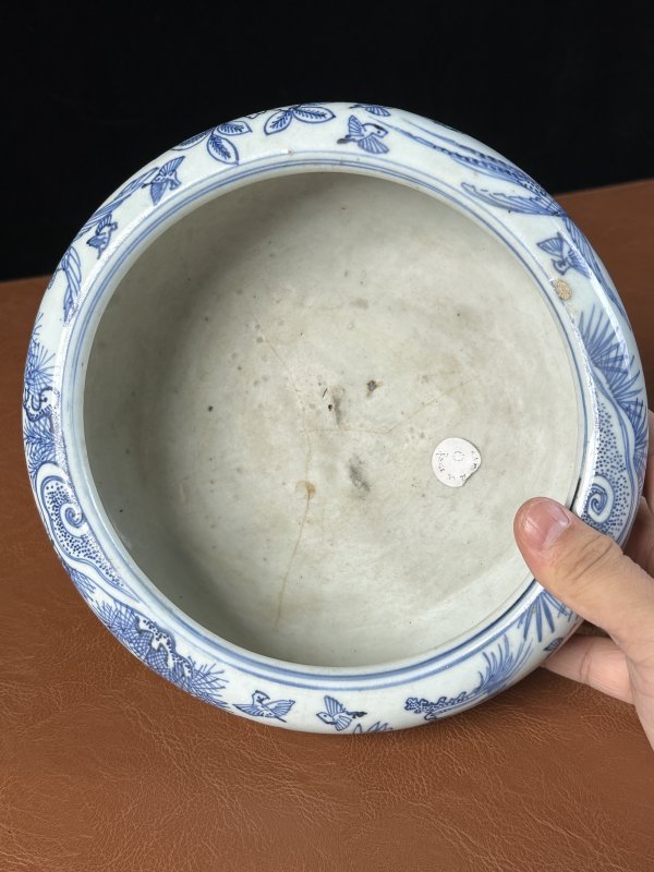 明万历 青花铁线描雉鸡牡丹三足香炉 - 图11