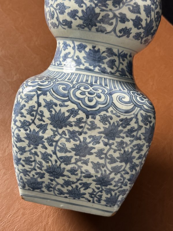 明万历 青花缠枝莲纹葫芦瓶 - 图6