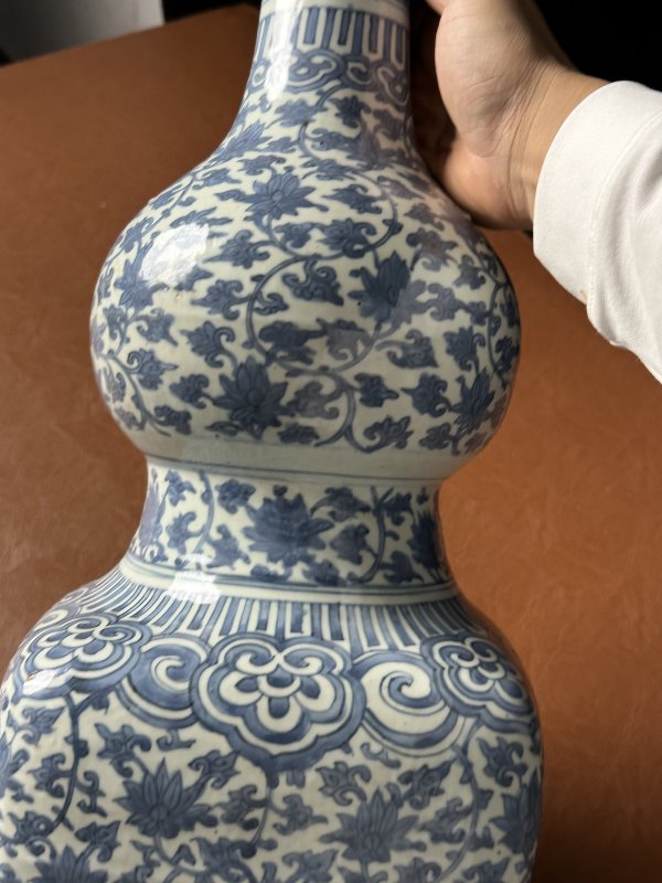 明万历 青花缠枝莲纹葫芦瓶 - 图7