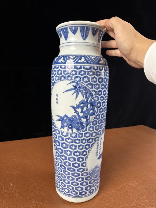 明崇祯 青花锦地开窗人物诗文筒瓶 - 图12