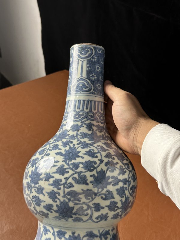 明万历 青花缠枝莲纹葫芦瓶 - 图8