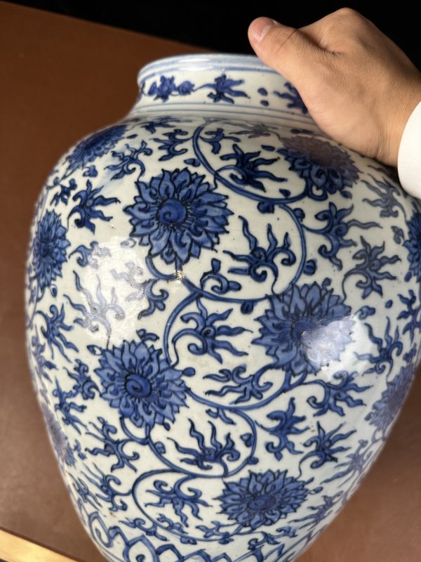 明万历 青花缠枝花卉纹大罐 - 图10
