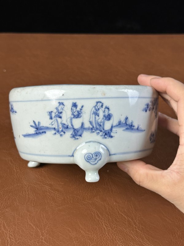 明成化 青花神仙人物三足香炉 - 图4