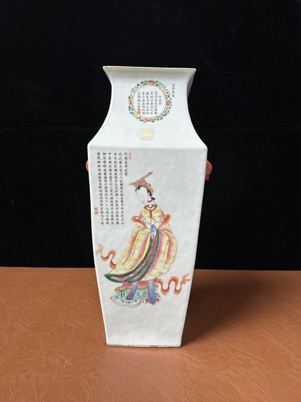 清道光 粉彩无双谱人物四方瓶 - 图3
