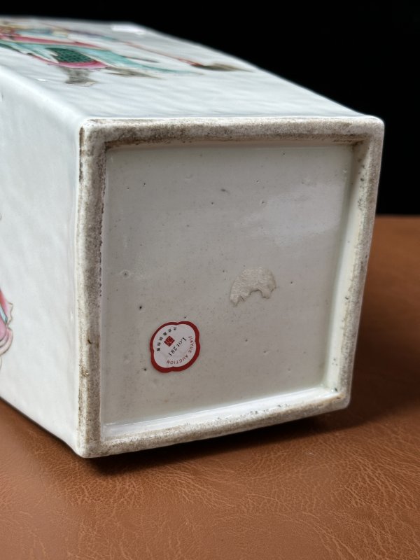 清道光 粉彩无双谱人物四方瓶 - 图6