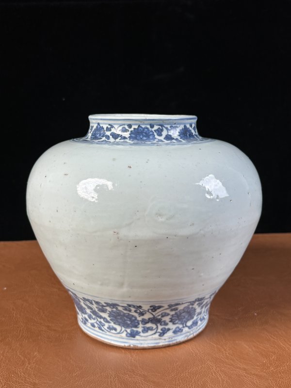 明正德 青花留白缠枝莲纹罐 - 图5