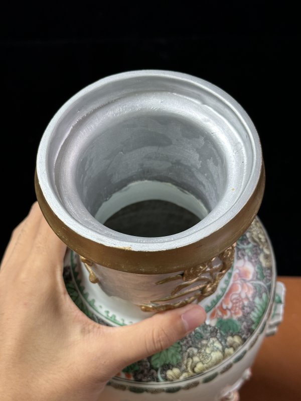清康熙 五彩浮雕博古纹棒槌瓶 - 图8