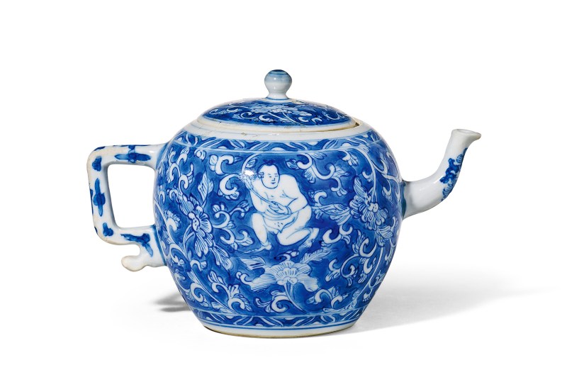 清康熙  青花持莲童子茶壶