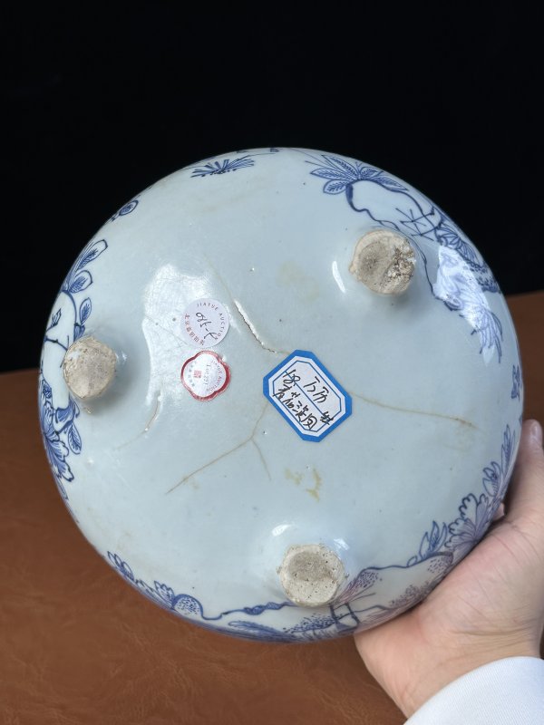 明万历 青花铁线描雉鸡牡丹三足香炉 - 图12