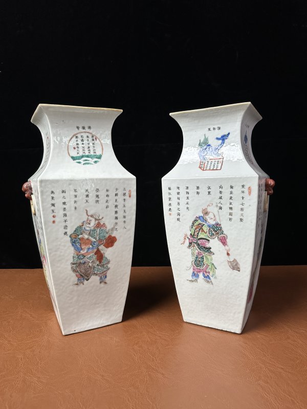 清道光 粉彩无双谱人物四方瓶一对 - 图2