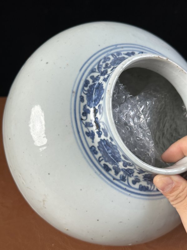 明正德 青花留白缠枝莲纹罐 - 图8
