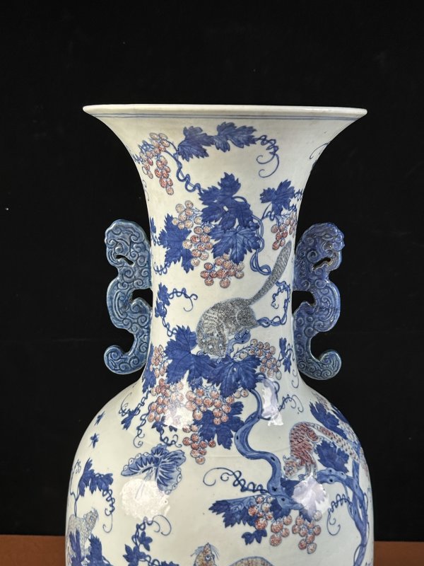 清乾隆 青花釉里红松鼠葡萄大瓶 - 图4