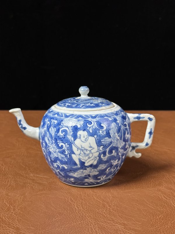 清康熙  青花持莲童子茶壶 - 图2