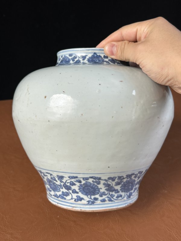 明正德 青花留白缠枝莲纹罐 - 图9