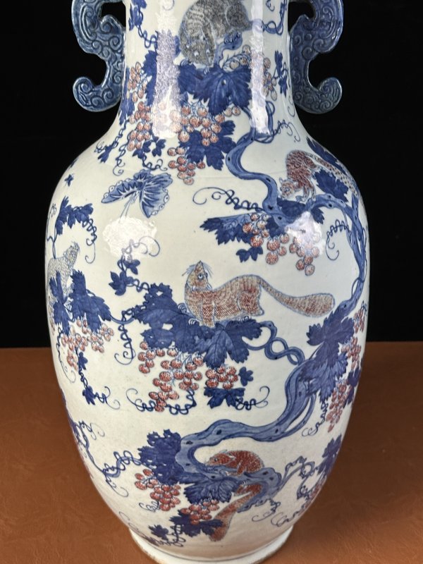 清乾隆 青花釉里红松鼠葡萄大瓶 - 图5