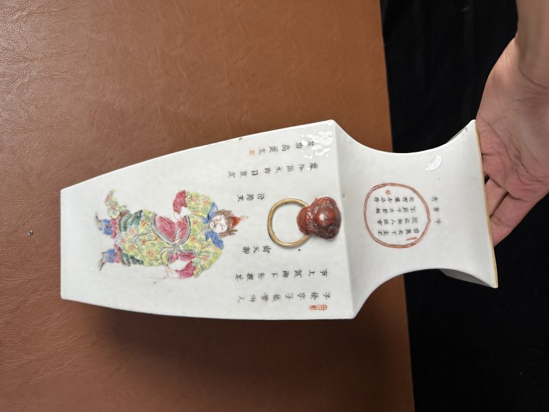 清道光 粉彩无双谱人物四方瓶一对 - 图4