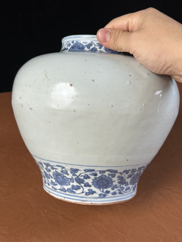 明正德 青花留白缠枝莲纹罐 - 图10