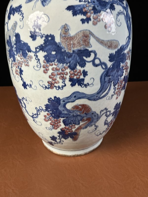 清乾隆 青花釉里红松鼠葡萄大瓶 - 图6