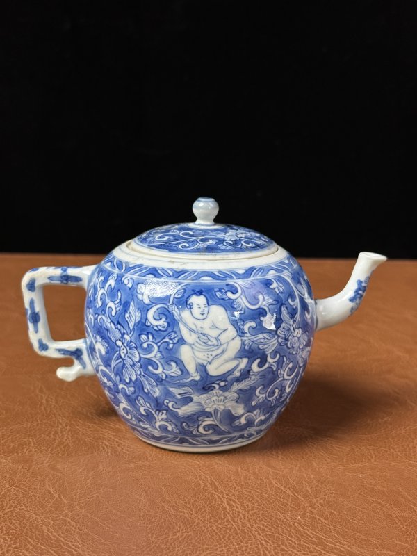 清康熙  青花持莲童子茶壶 - 图4