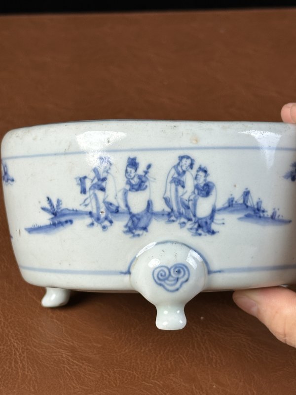明成化 青花神仙人物三足香炉 - 图5