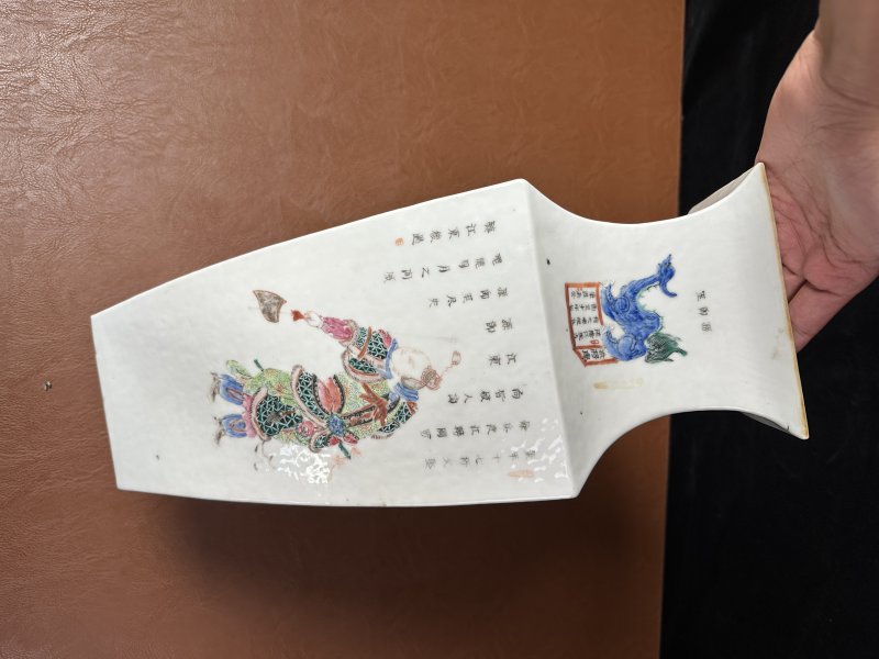 清道光 粉彩无双谱人物四方瓶一对 - 图5