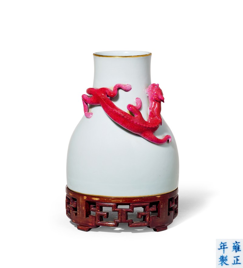 清 白釉贴塑胭脂红蟠螭纹尊