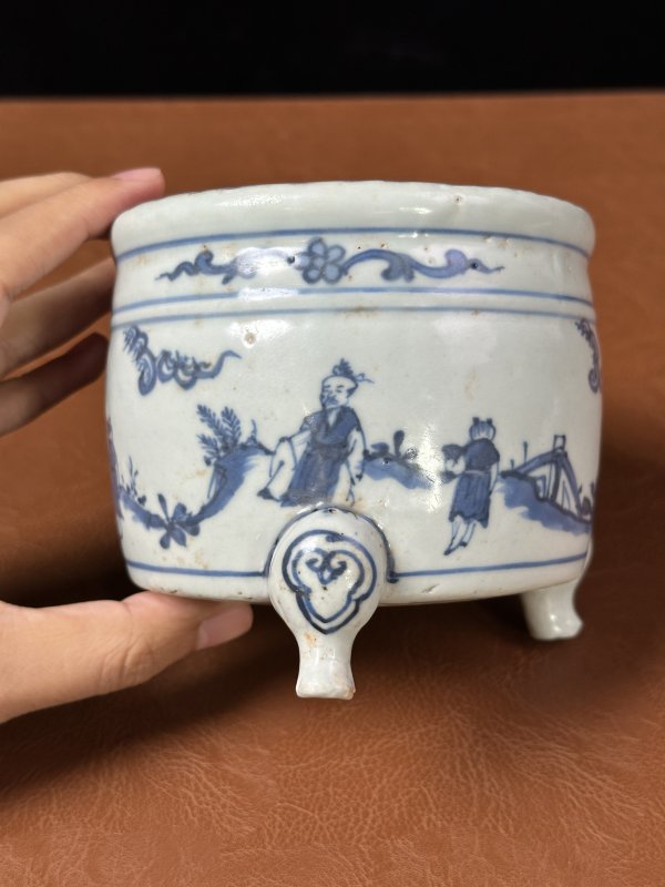 明中期 青花人物三足炉 - 图4