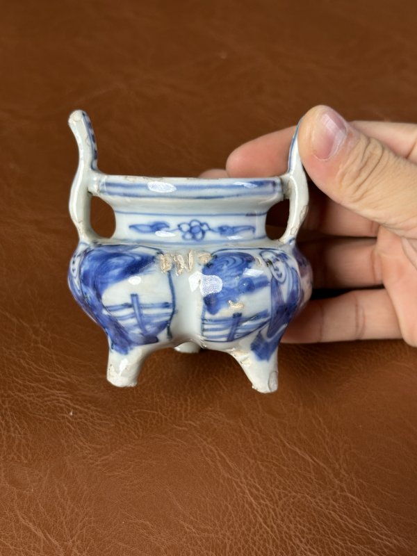 明万历 青花高士图朝冠耳三足炉 - 图3