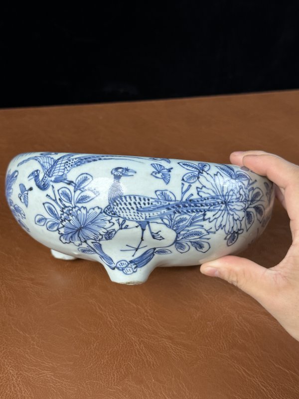 明万历 青花铁线描雉鸡牡丹三足香炉 - 图4
