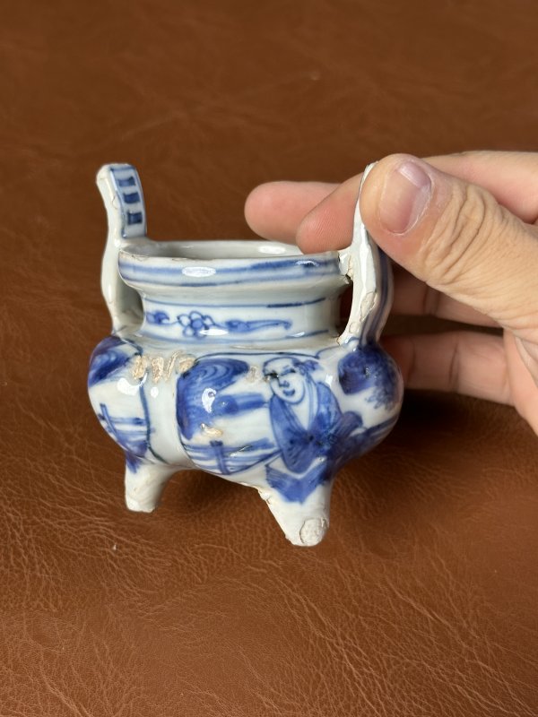 明万历 青花高士图朝冠耳三足炉 - 图4