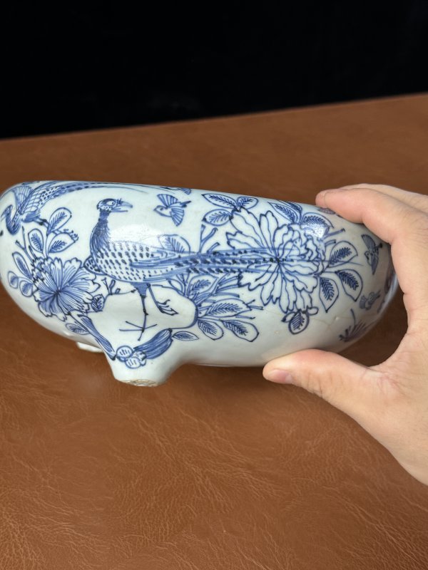 明万历 青花铁线描雉鸡牡丹三足香炉 - 图5