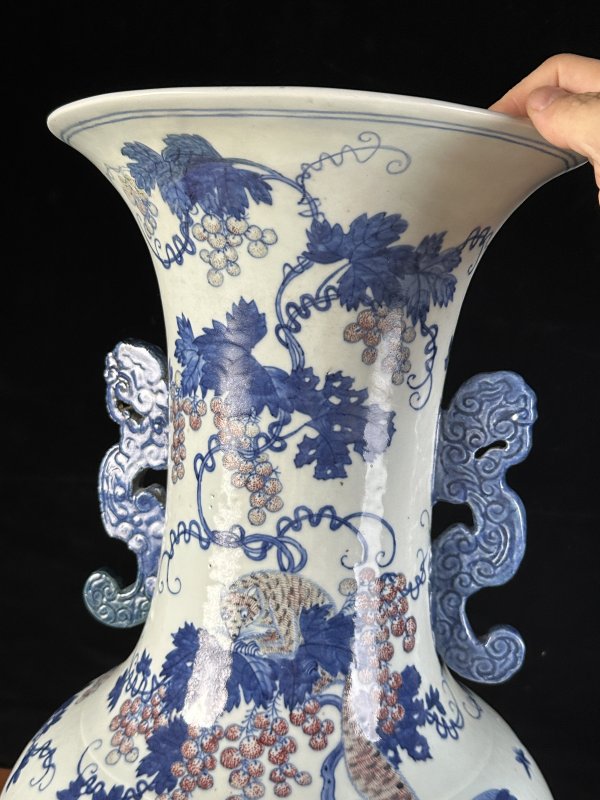 清乾隆 青花釉里红松鼠葡萄大瓶 - 图8