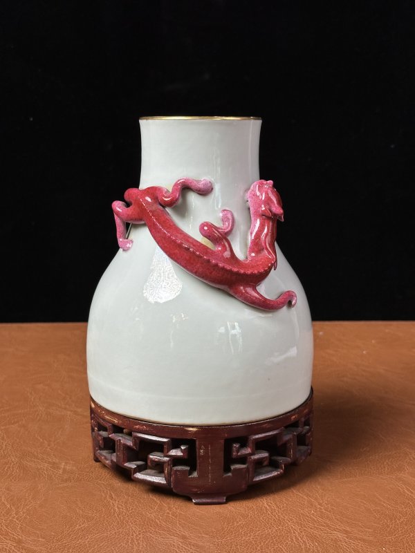 清 白釉贴塑胭脂红蟠螭纹尊 - 图3