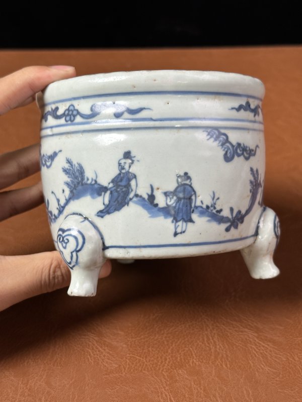 明中期 青花人物三足炉 - 图6