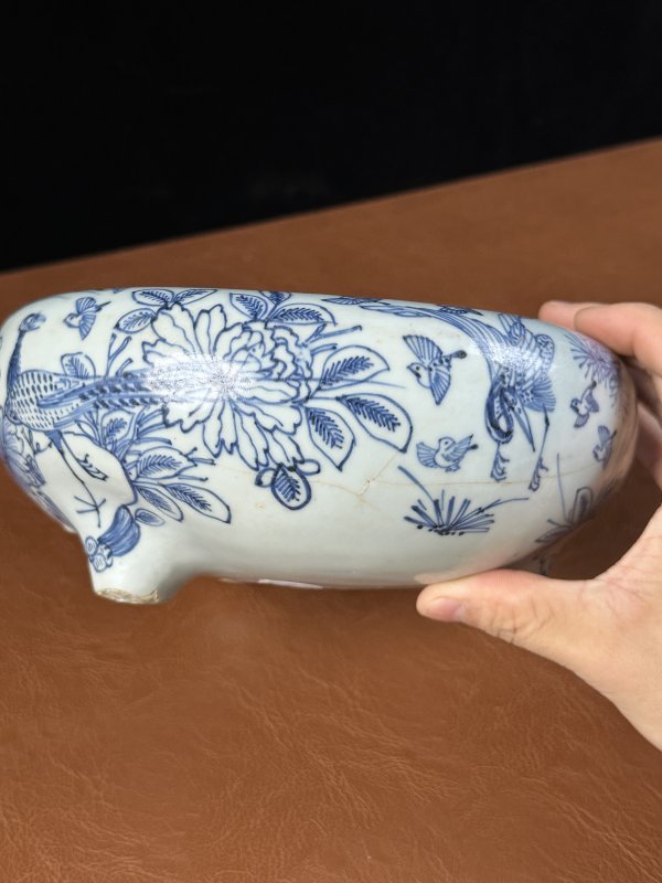 明万历 青花铁线描雉鸡牡丹三足香炉 - 图6