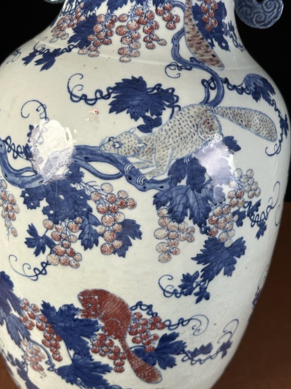 清乾隆 青花釉里红松鼠葡萄大瓶 - 图9