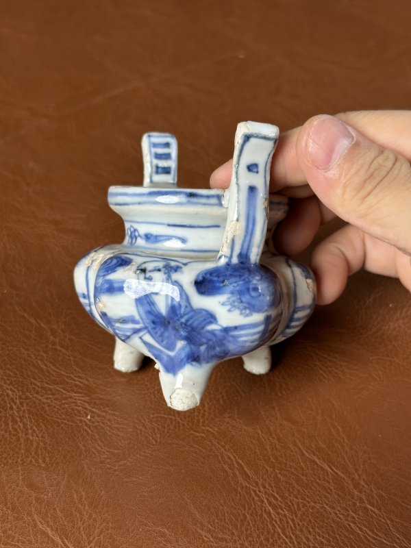 明万历 青花高士图朝冠耳三足炉 - 图5