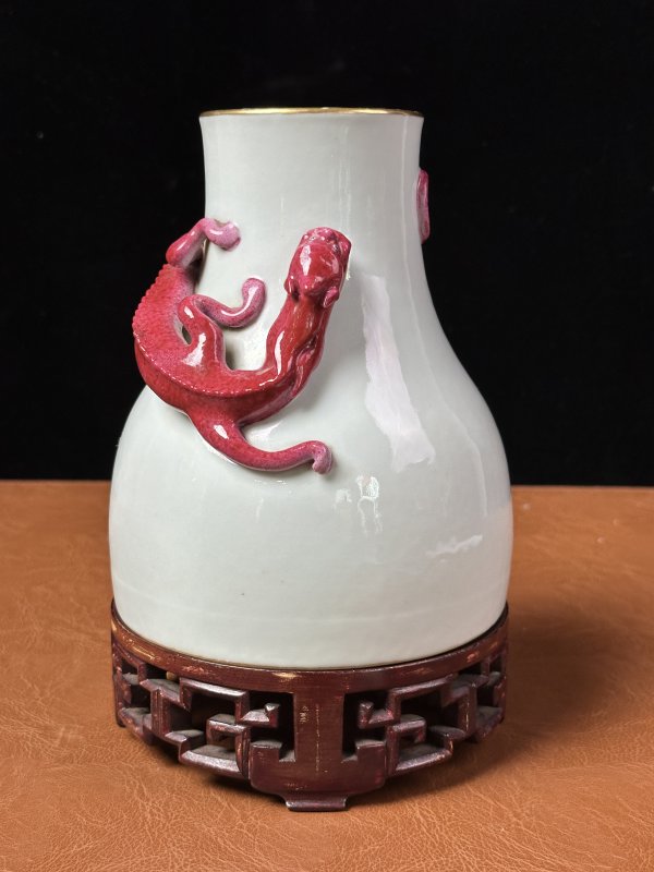 清 白釉贴塑胭脂红蟠螭纹尊 - 图4