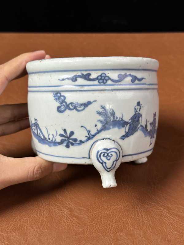 明中期 青花人物三足炉 - 图7