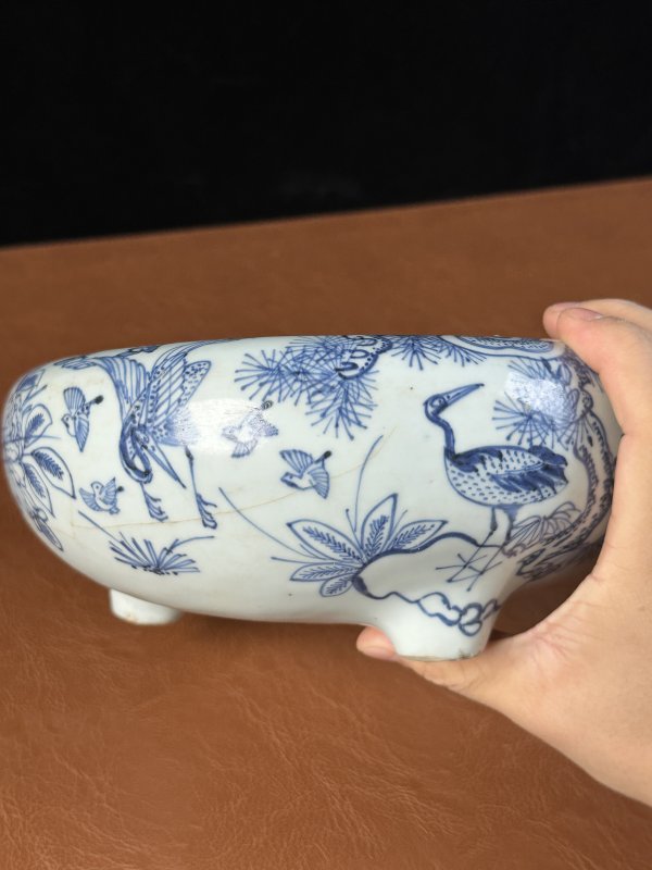 明万历 青花铁线描雉鸡牡丹三足香炉 - 图7