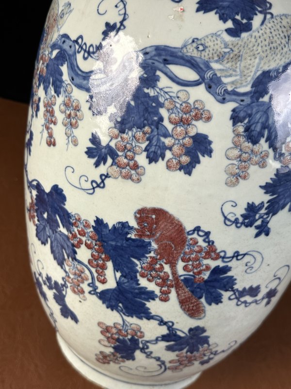 清乾隆 青花釉里红松鼠葡萄大瓶 - 图10