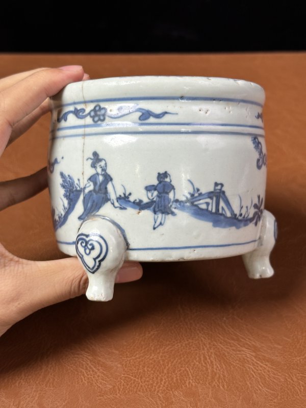 明中期 青花人物三足炉 - 图8