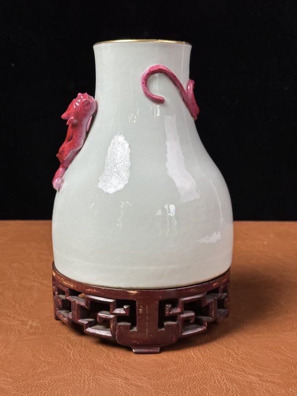 清 白釉贴塑胭脂红蟠螭纹尊 - 图5