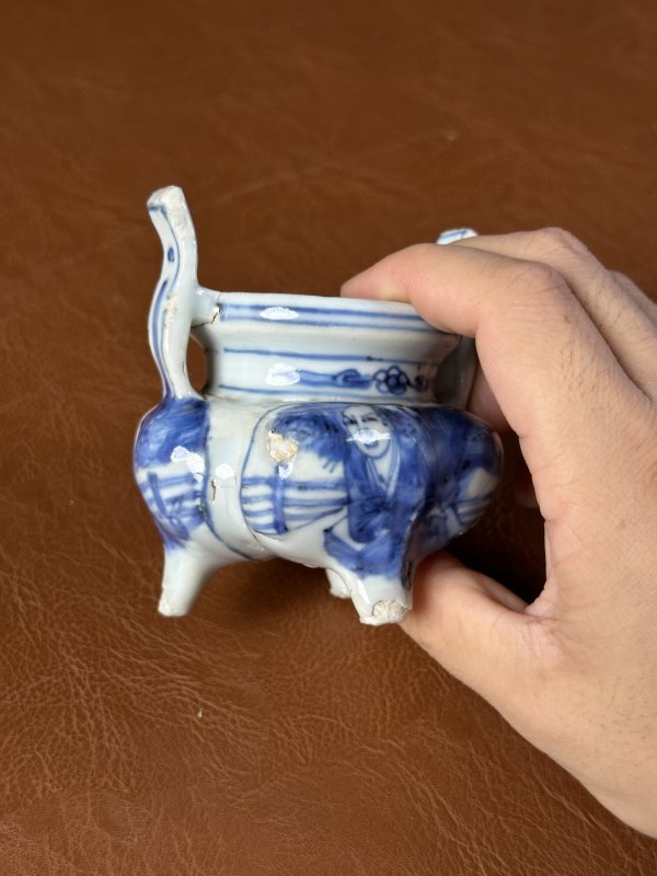 明万历 青花高士图朝冠耳三足炉 - 图7